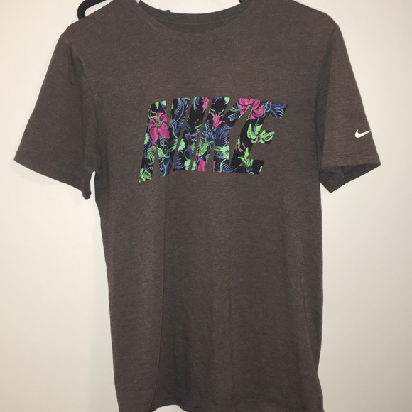 Nike Shirt - Picture 2 of 4